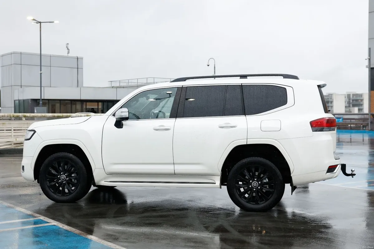 2026 LANDCRUISER AMAZON SAHARA ZX BLACK EDITON - Image 3