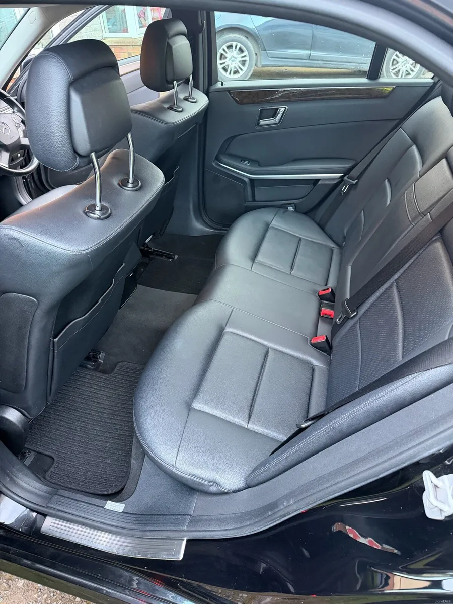 Mercedes E200 2011 - Image 3