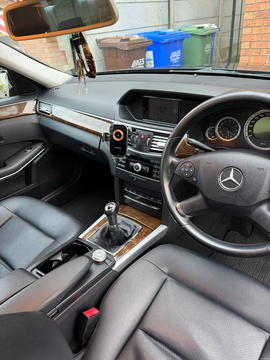 Mercedes E200 2011 - Image 4