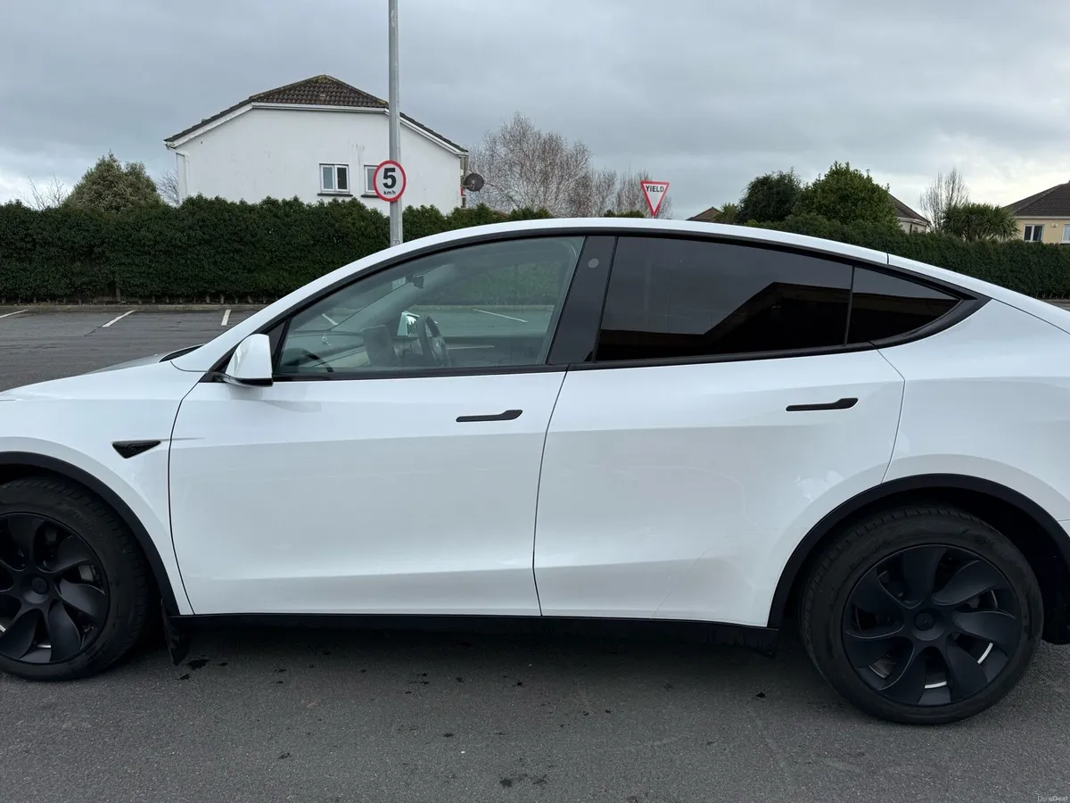 Tesla Model Y LongRange AWD - Low Mileage - Image 4