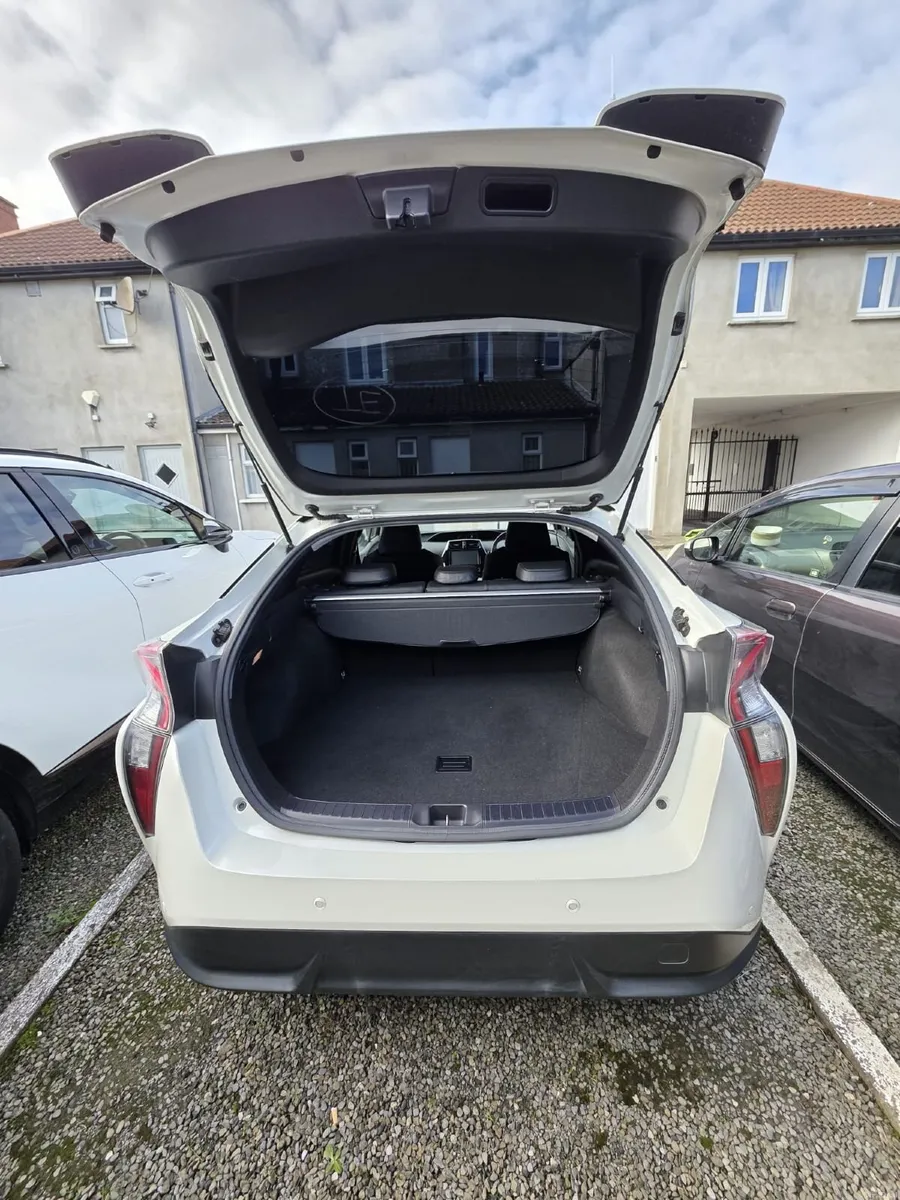 Toyota Prius S Touring 2017 - Image 2