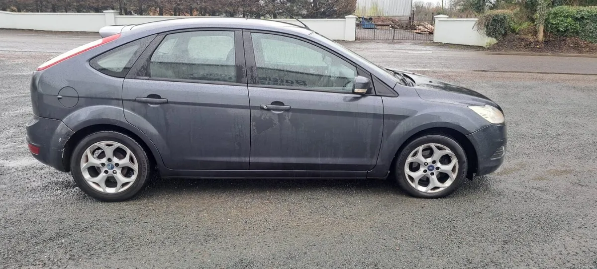 Ford Focus 2010 - Image 2