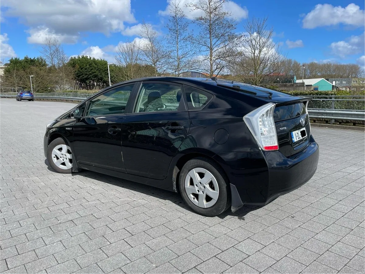 Toyota Prius 2011 Hybrid - Image 2