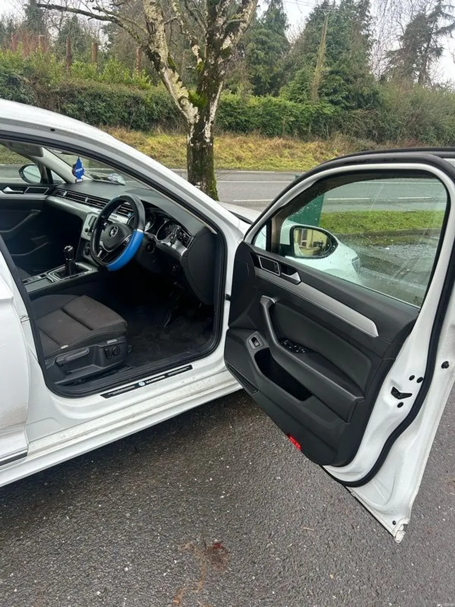 2017 Volkswagen Passat - Image 4