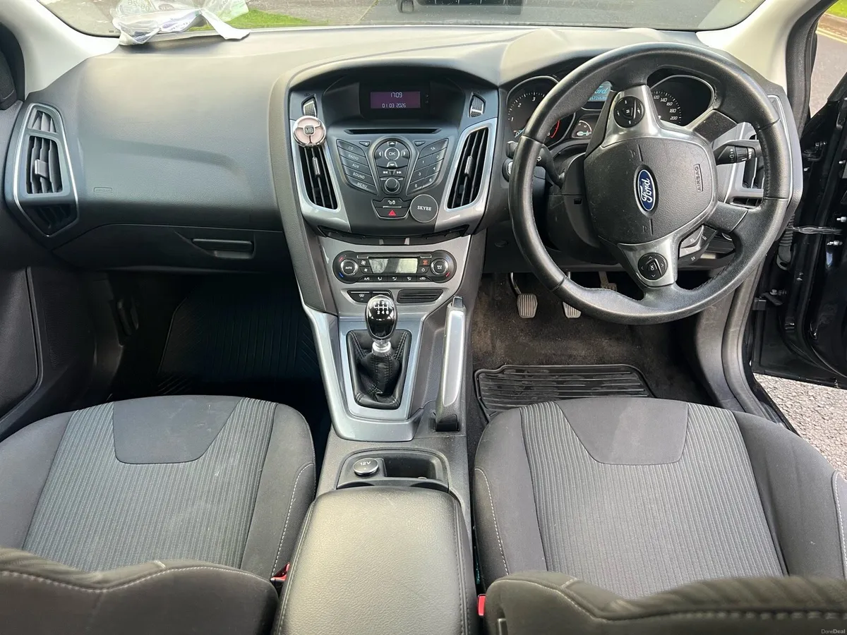 Ford focus saloon titanium - Image 2