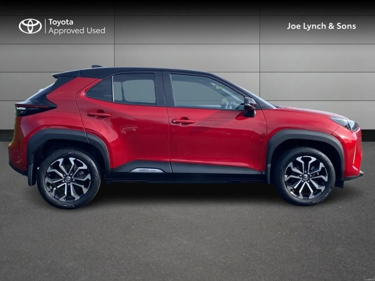 Toyota Yaris Cross Hybrid Luna Sport Bi-Tone - Image 3