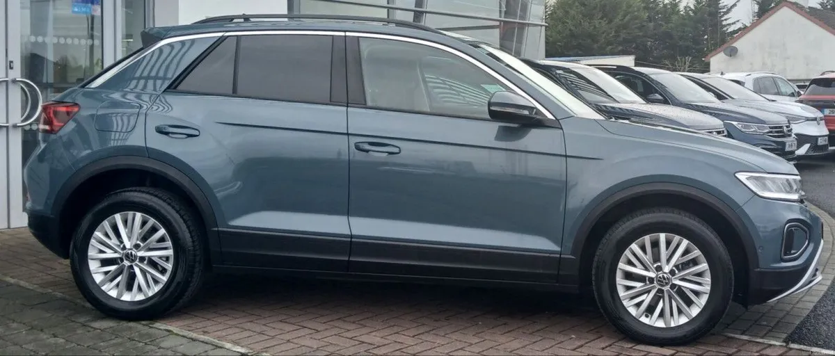 Volkswagen T-Roc LIFE 2.0 TDI 116HP **REAR VIEW CA - Image 2