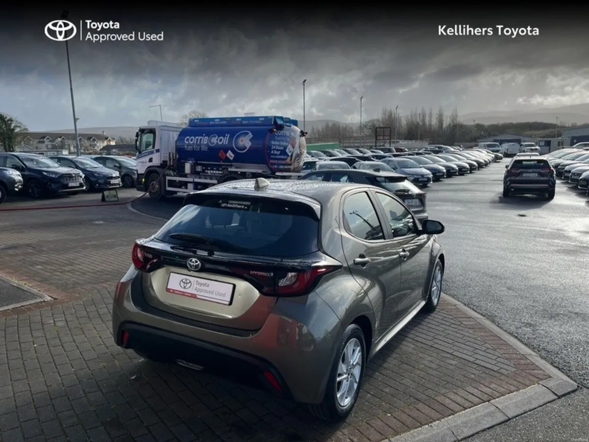 Toyota Yaris YARIS HYBRID LUNA - Image 2