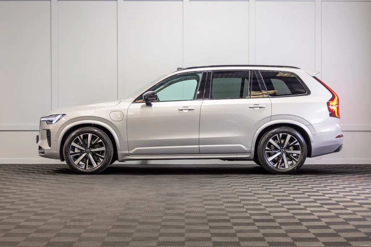 2025 Volvo XC90 T8 Plus Dark Theme 7 Seater - Image 3