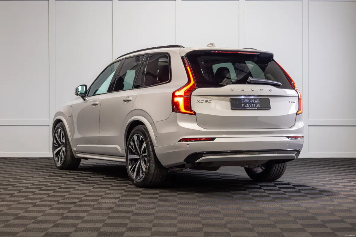 2025 Volvo XC90 T8 Plus Dark Theme 7 Seater - Image 4