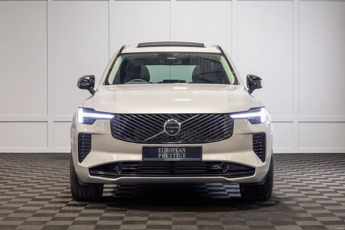 2025 Volvo XC90 T8 Plus Dark Theme 7 Seater - Image 2