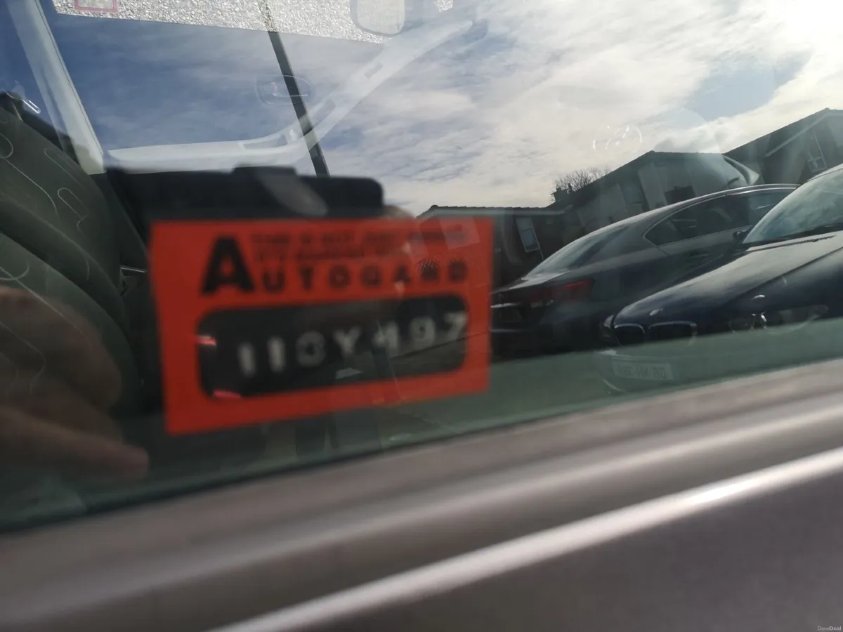 Toyota Yaris 2011 - Image 2