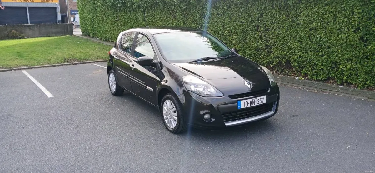 2010 renault clio automatic Only 61000 kilometers - Image 1