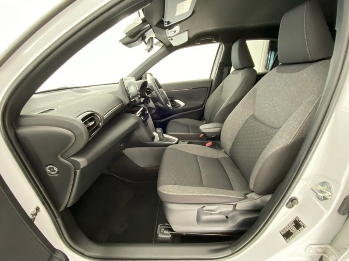 Toyota Yaris Cross Luna Sport Hybrid Bi-Tone - Image 6