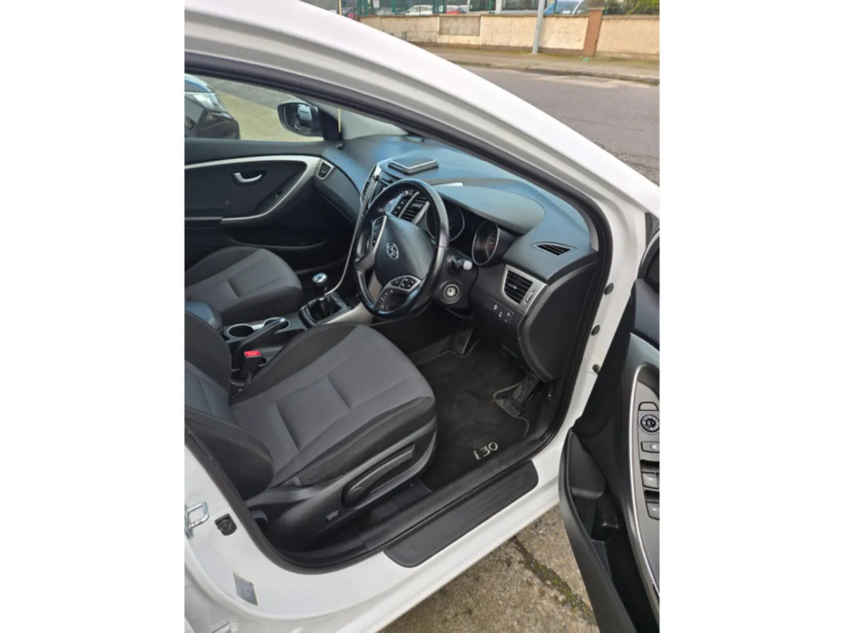 Hyundai i30 DELUXE 4DR 5DR// VERY CLEAN EXAMPLE SU - Image 2