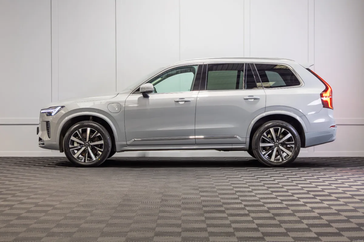 252 Volvo XC90 Core T8 7 Seater - Image 3