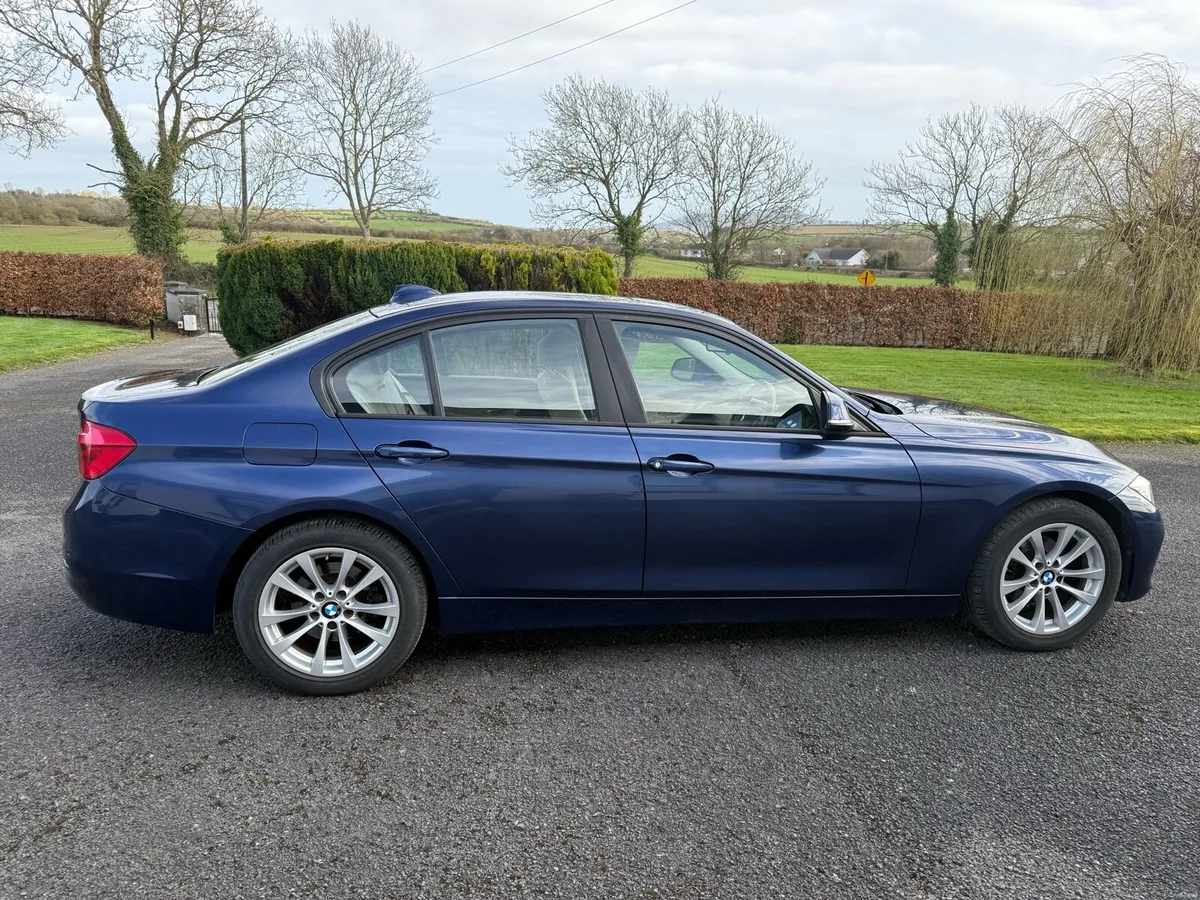 BMW 3-Series 318D - Image 2