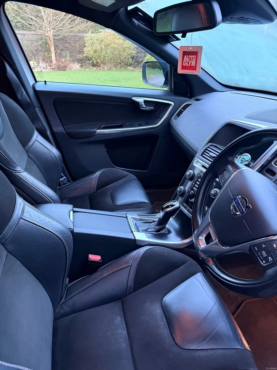 Volvo XC60 R-Design - Image 4