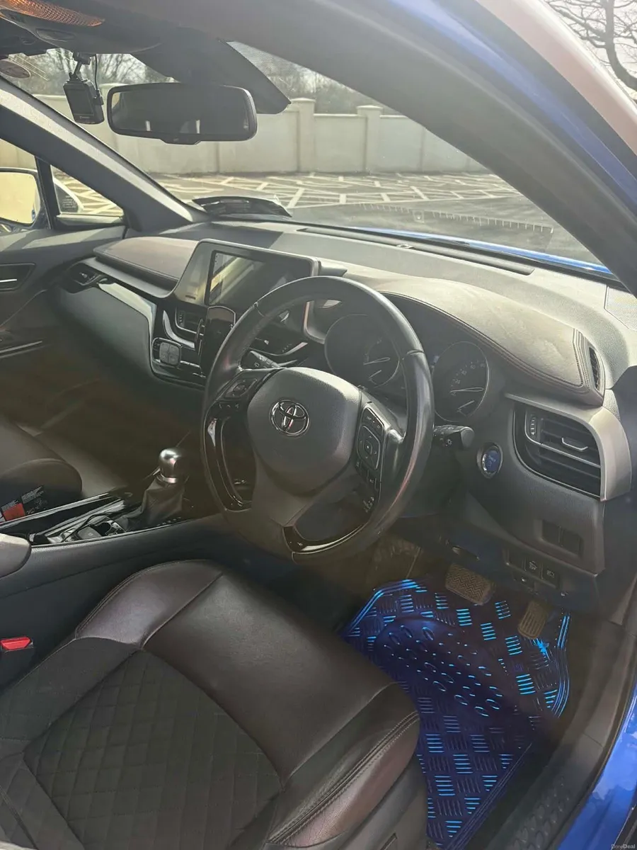 Toyota C-HR 1.8 HYBRID SOL - Image 2