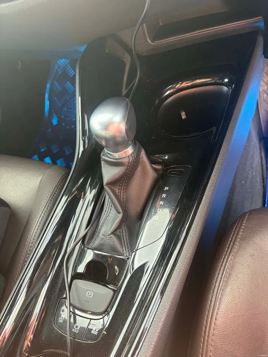 Toyota C-HR 1.8 HYBRID SOL - Image 4