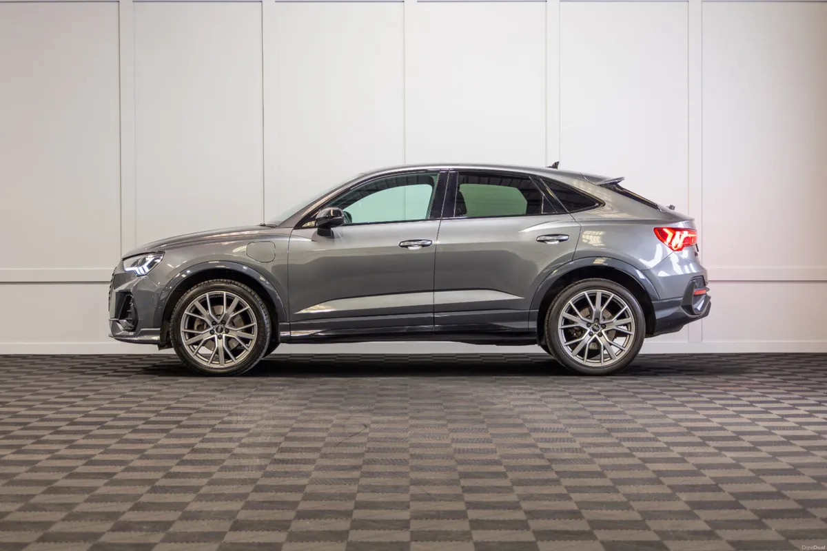 232 Audi Q3 45TFSIe S-Line - Image 3