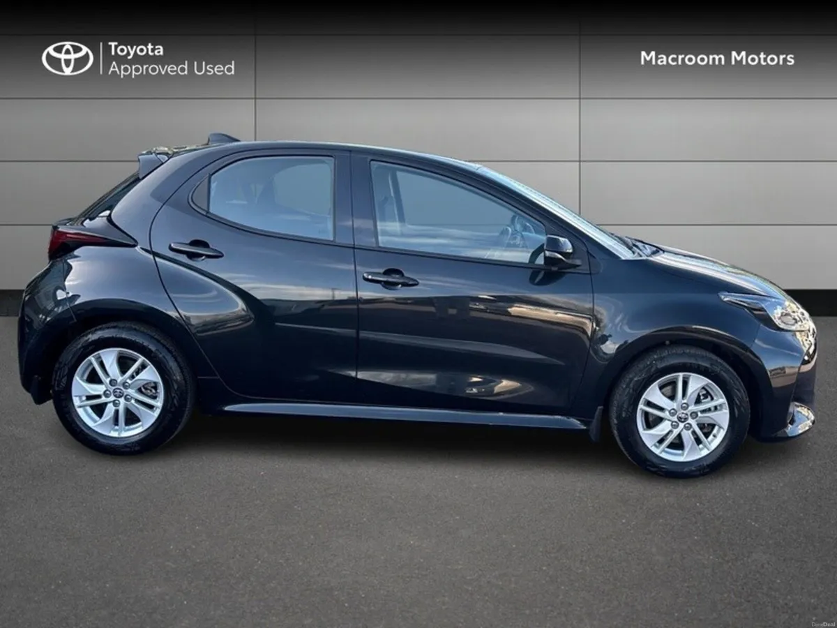 Toyota Yaris 1.5 HYBRID LUNA 4DR - Image 3