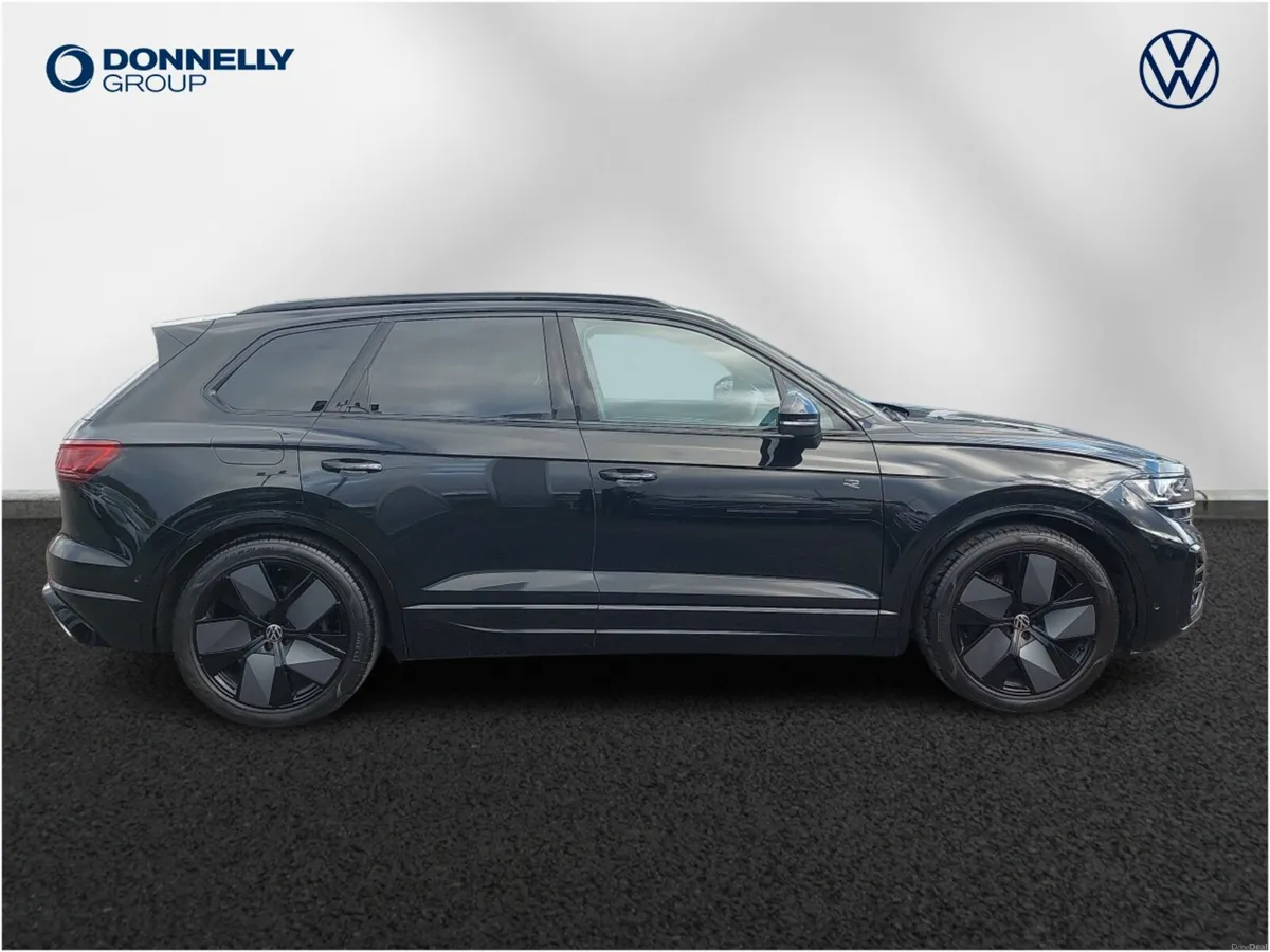 Volkswagen Touareg Diesel Estate Black Edition - Image 4