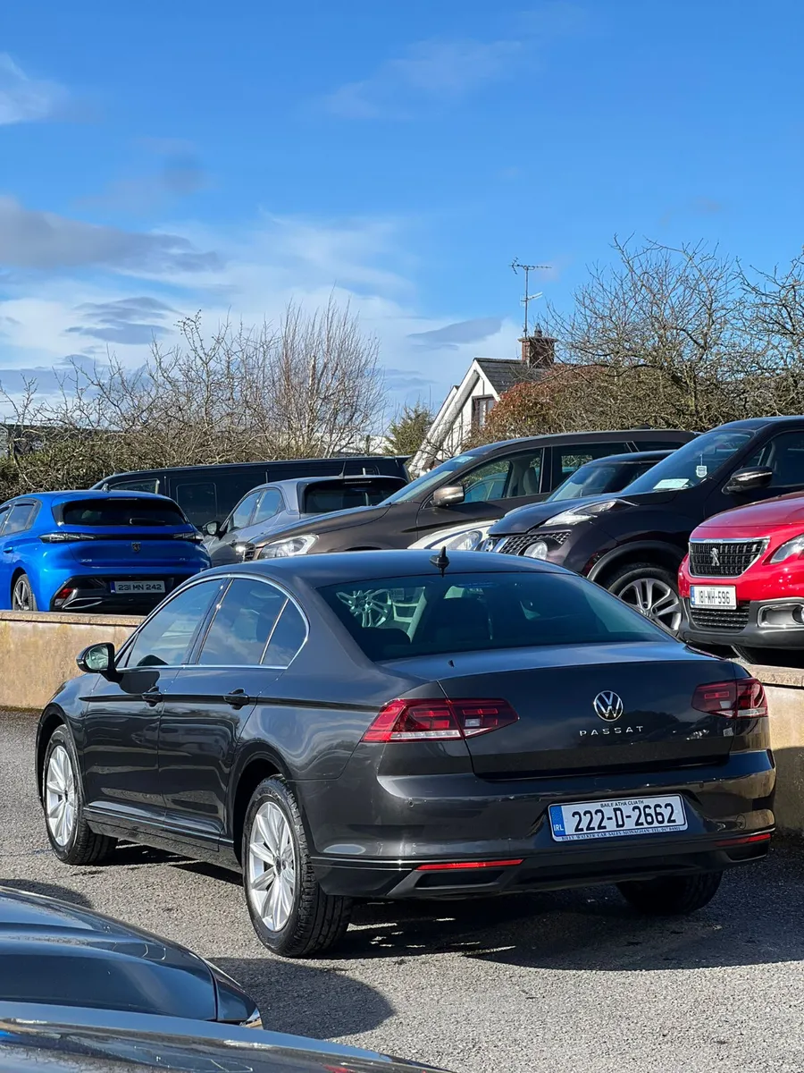 Volkswagen Passat 2022 low klms - Image 2