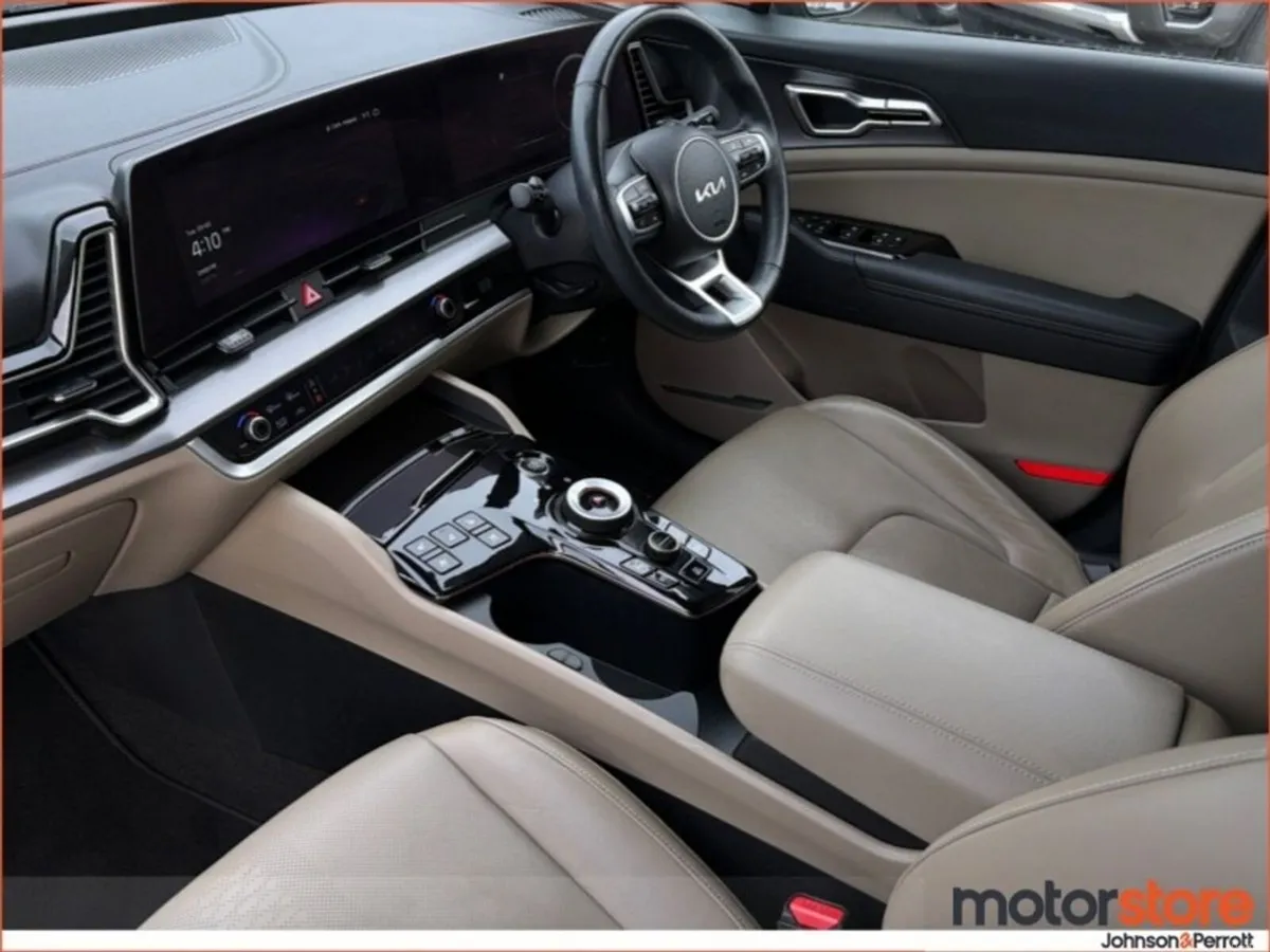 Kia Sportage 1.6 PHEV | TOP SPEC | ONE LADY OWNER - Image 4