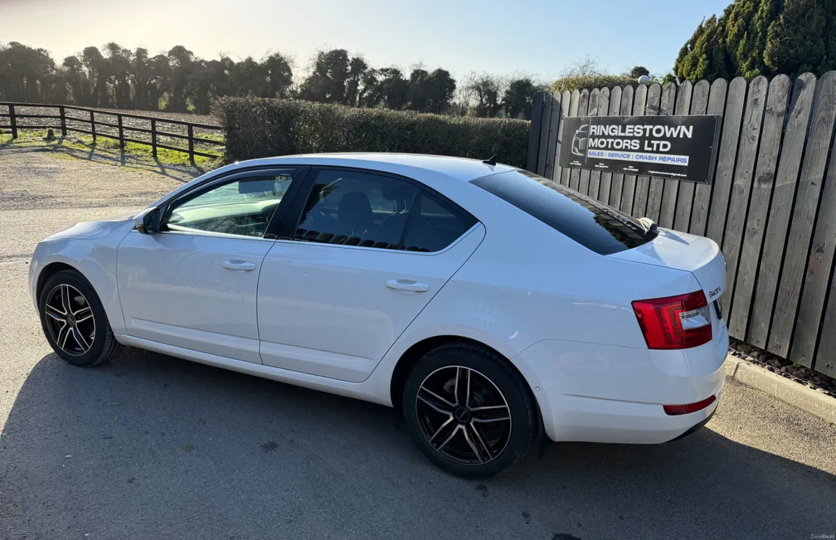 2015 Skoda Octavia Ambition 2.0 TDI - Image 4