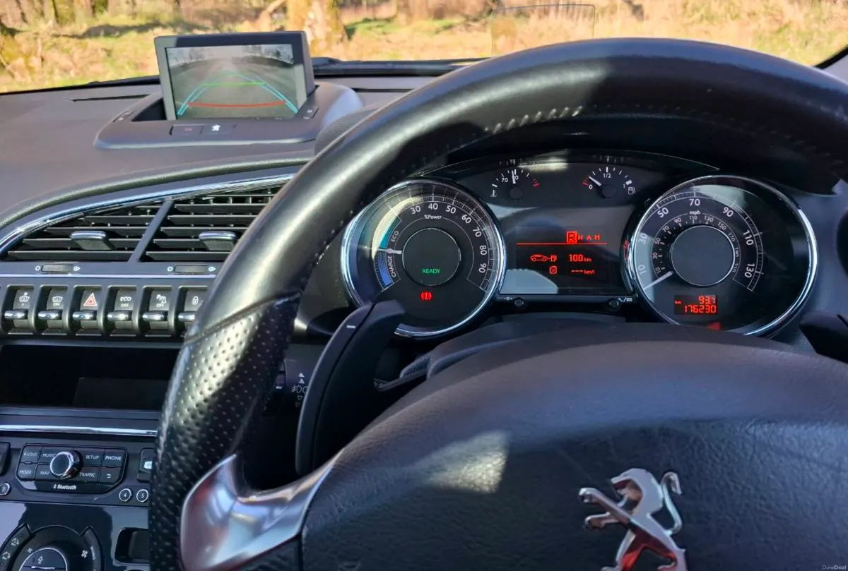 AUTOMATIC 2015 Peugeot 3008  HYBRID 4 4X4 ALLURE 5 - Image 4