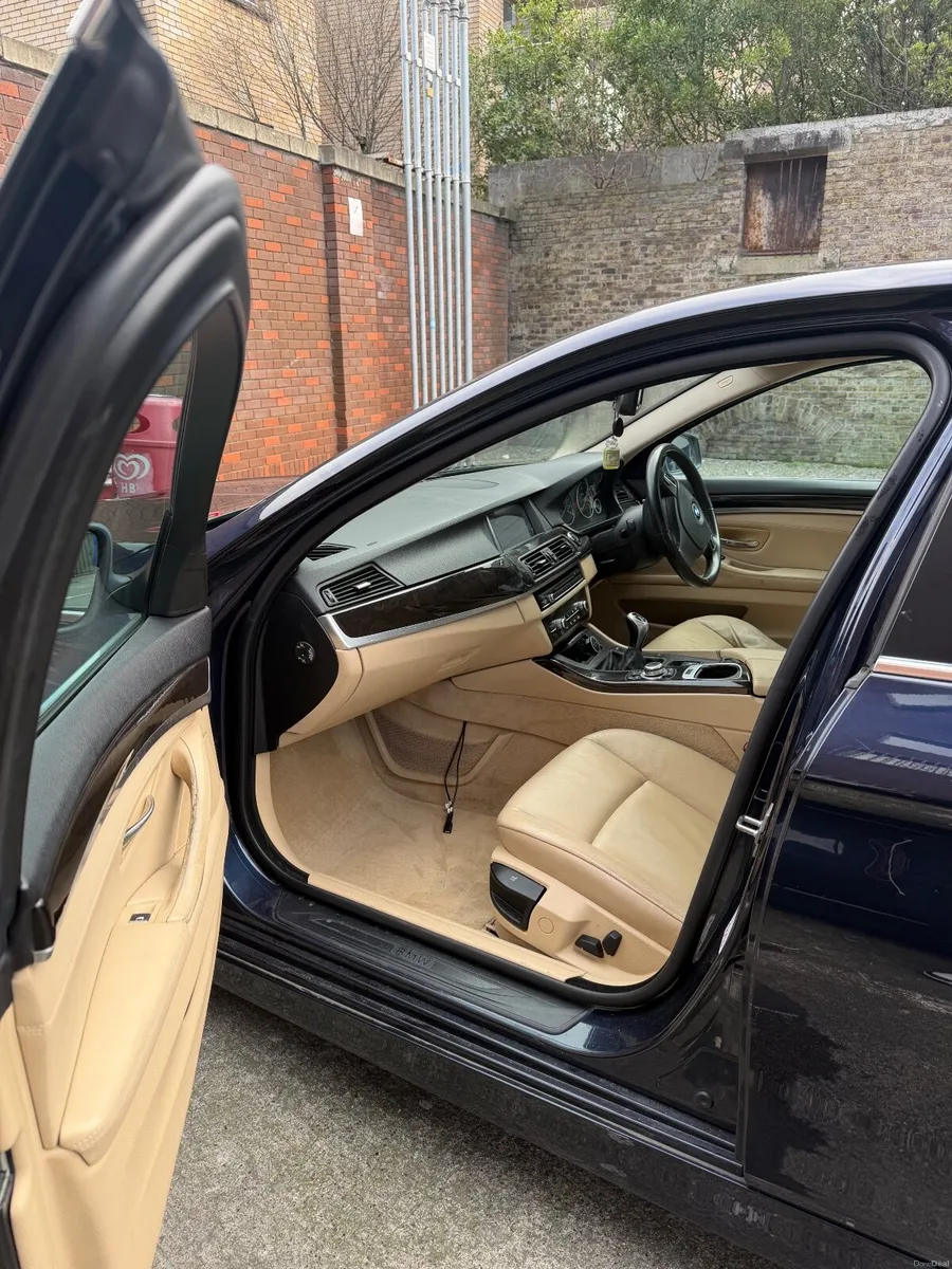 BMW 5-Series 2010 - Image 4