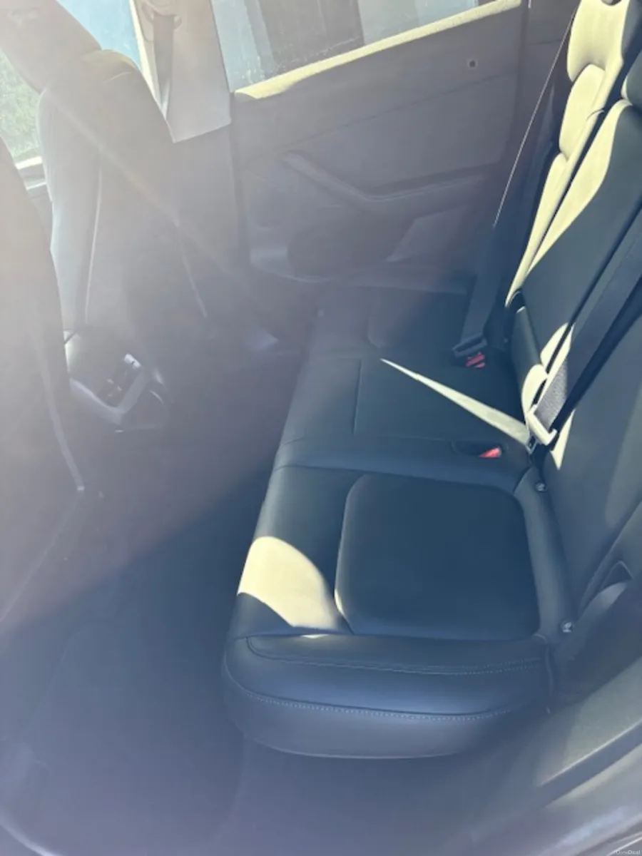 Tesla Model Y 2023 - Image 4