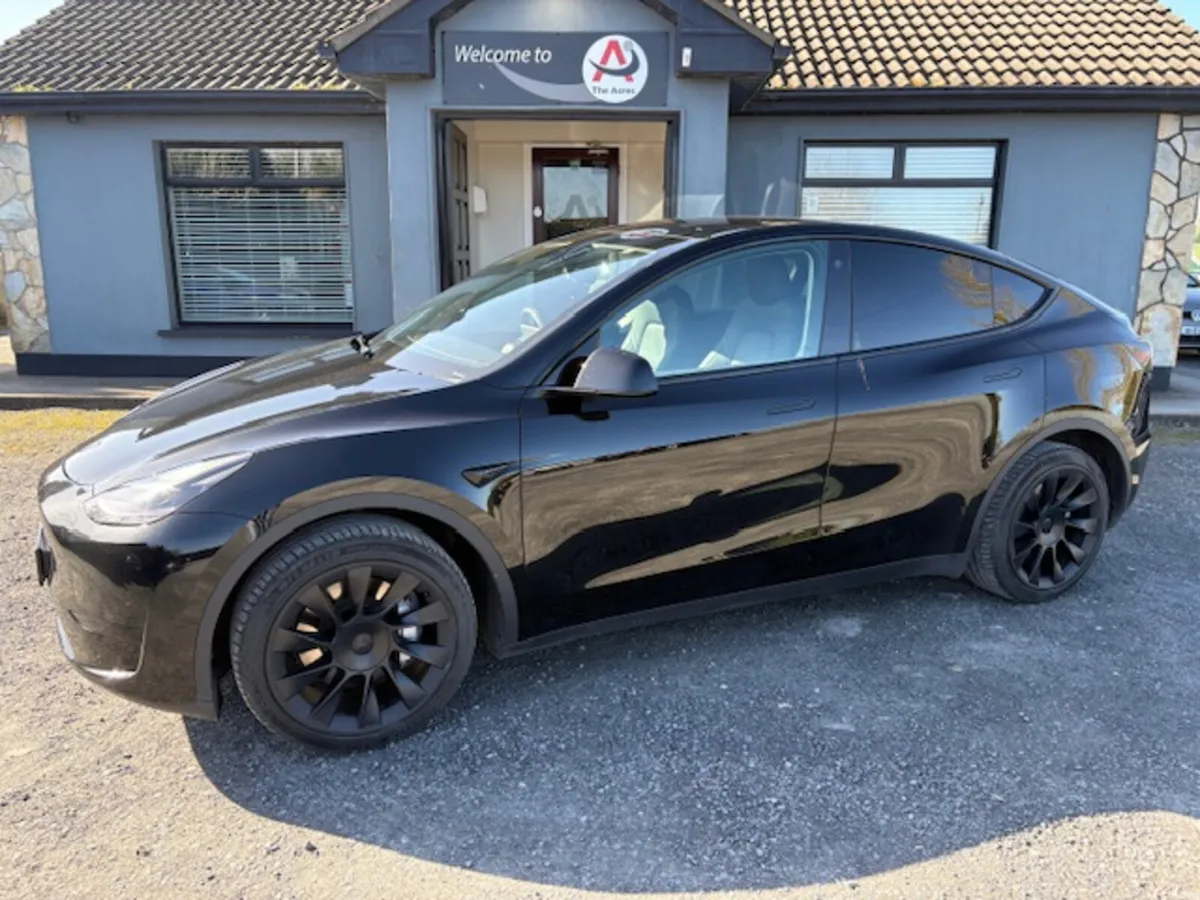 Tesla Model Y 2023 - Image 1