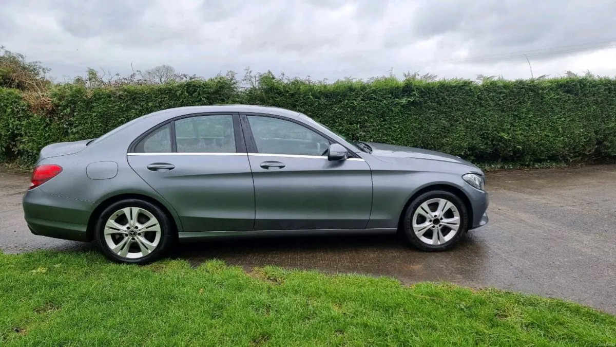 Mercedes 220 - Image 1