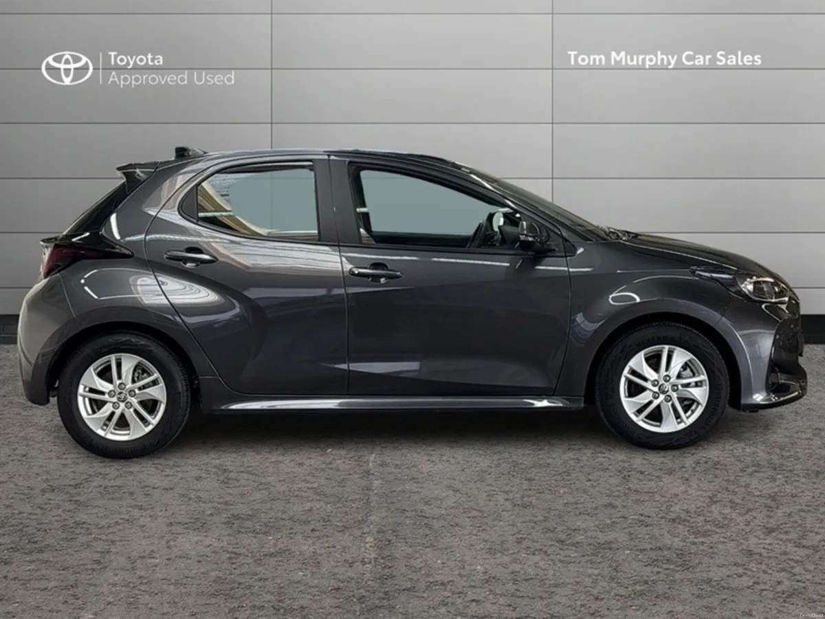 Toyota Yaris YARIS HYBRID 1.5 LUNA - Image 3