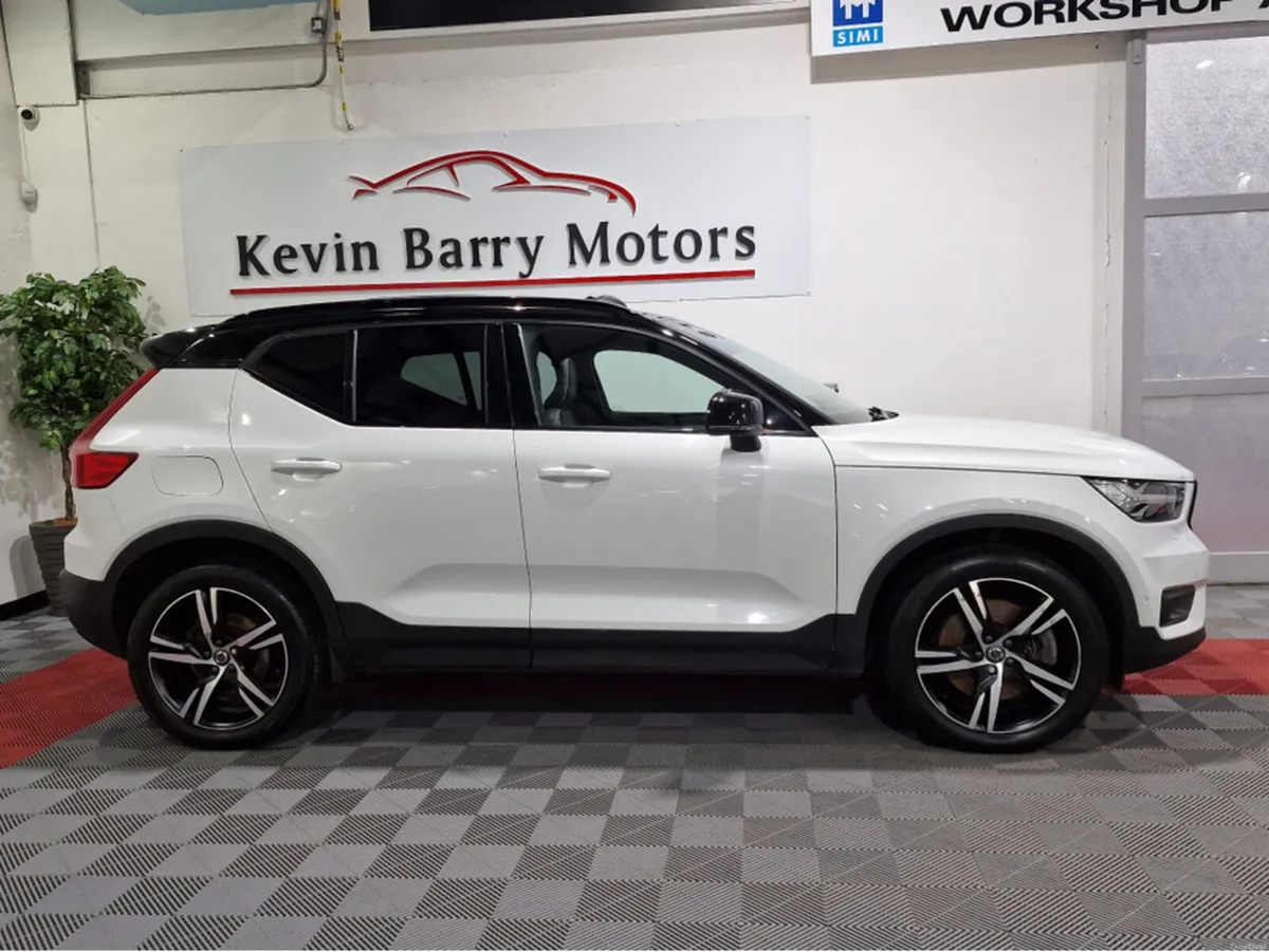 Volvo XC40 T4 R-DESIGN (PAN ROOF / MEGA SPEC) AUTO - Image 4