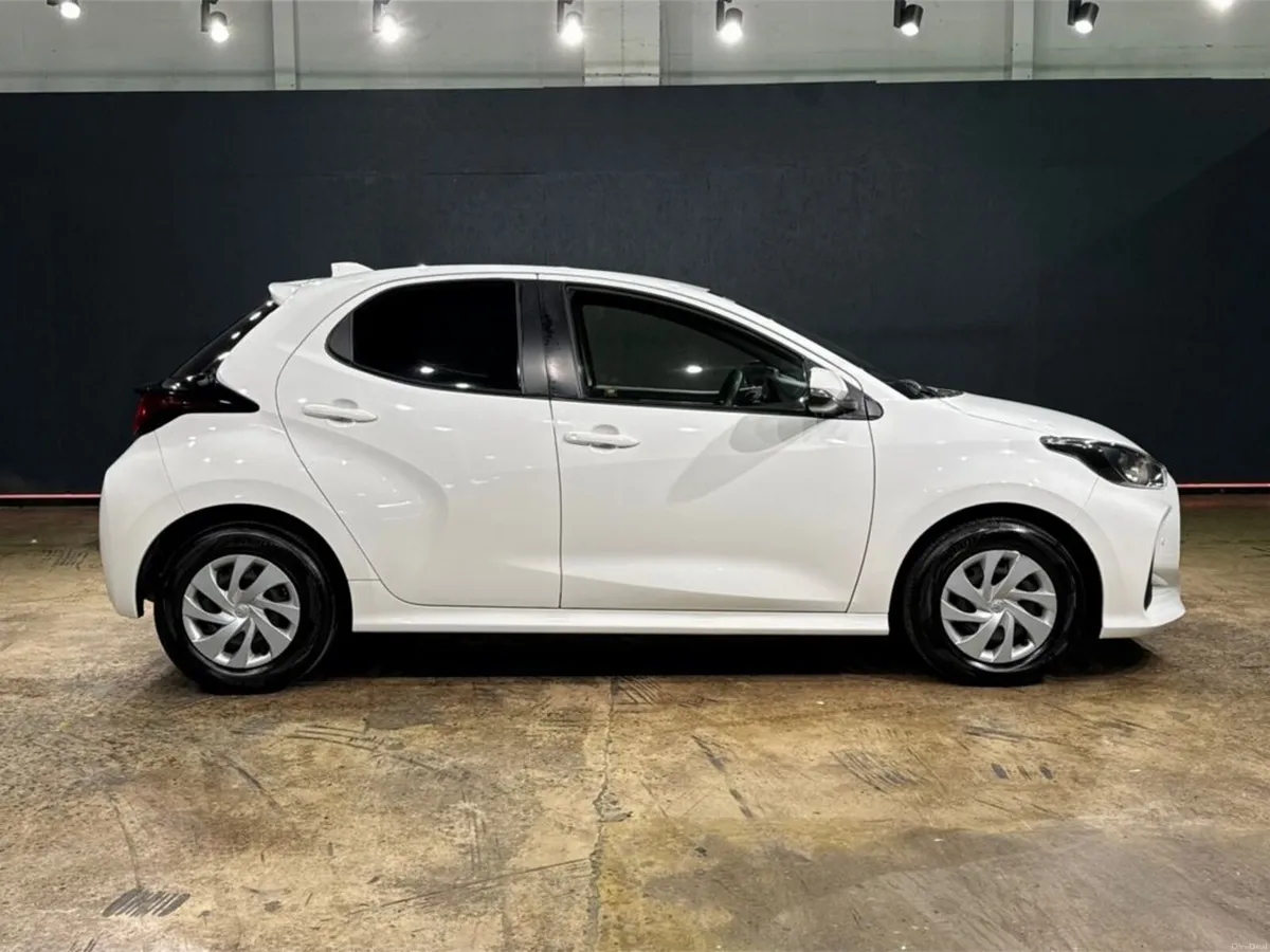 Toyota Yaris 1.5 HYBRID - MULTI FUNCTION STEERING - Image 3