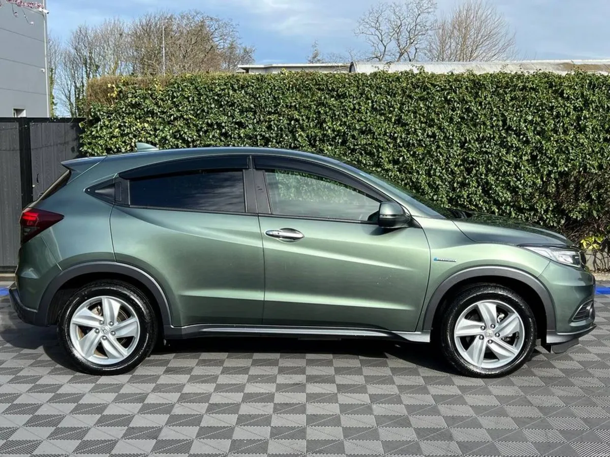 Honda Vezel 1.5 HYBRID // VERY LOW MILEAGE // HALF - Image 2