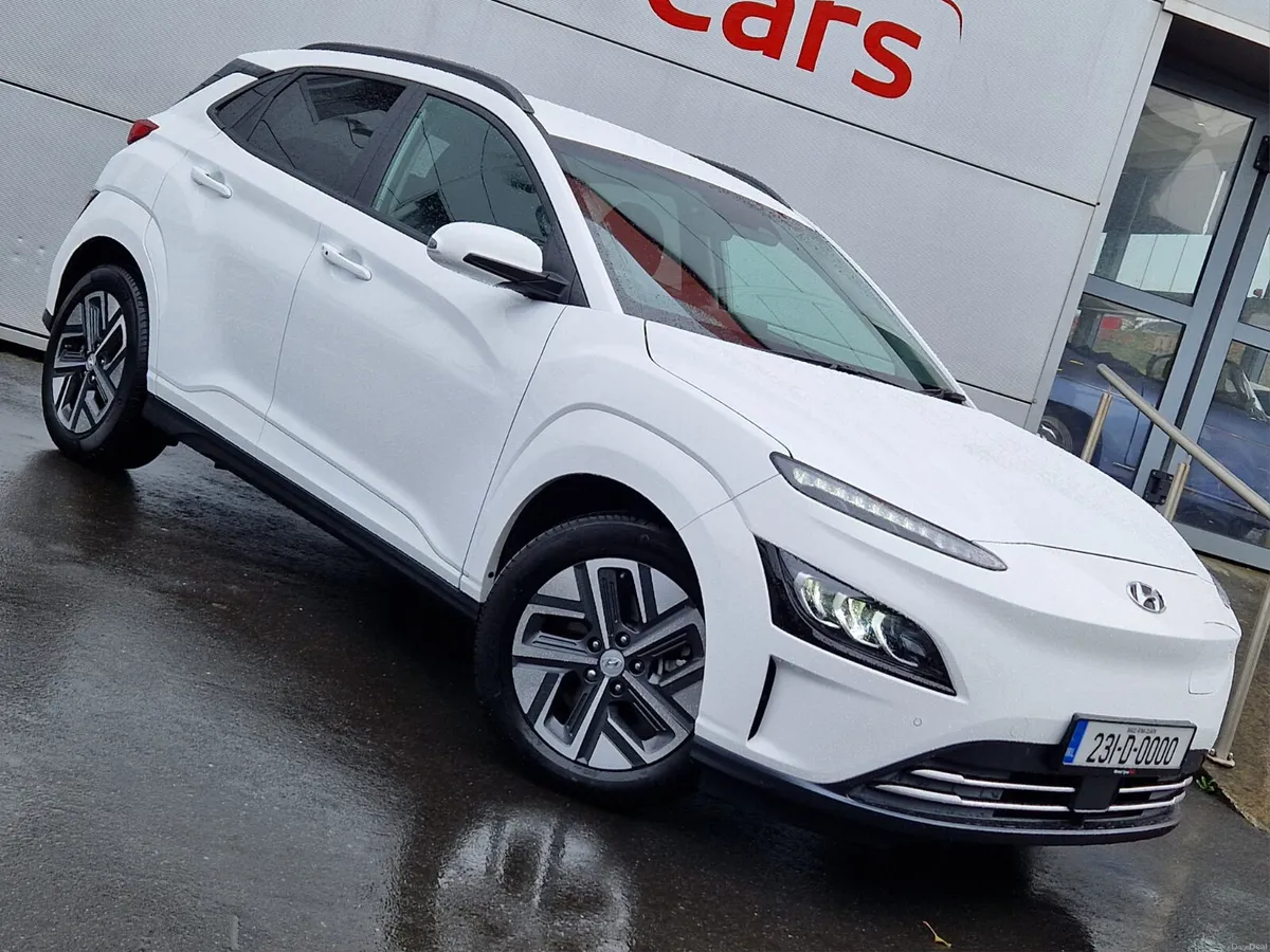 2023 Hyundai Kona 64kwh, Premium, CarPlay - Image 2