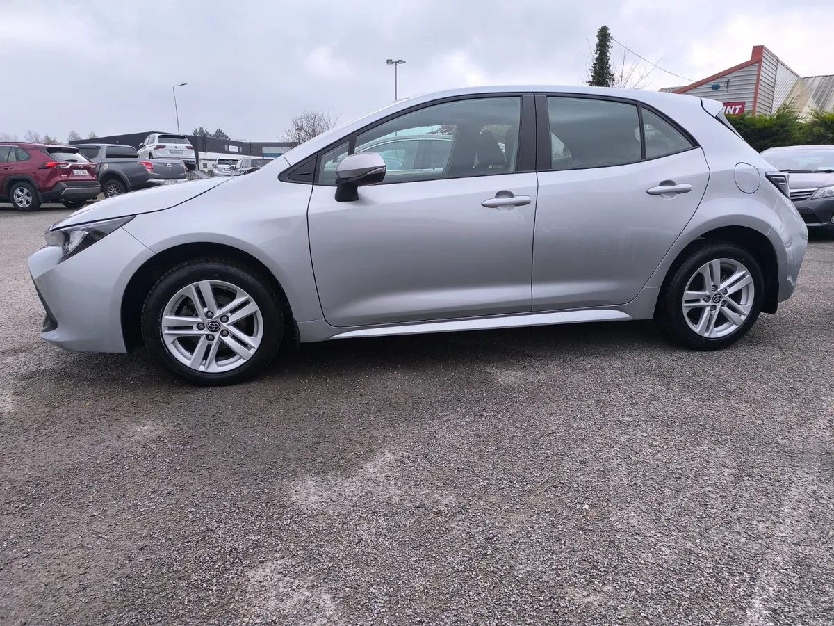 231 Toyota Corolla 1.8 Hybrid - Image 3