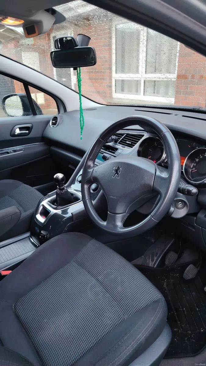 Peugeot 5008 2011 - Image 2