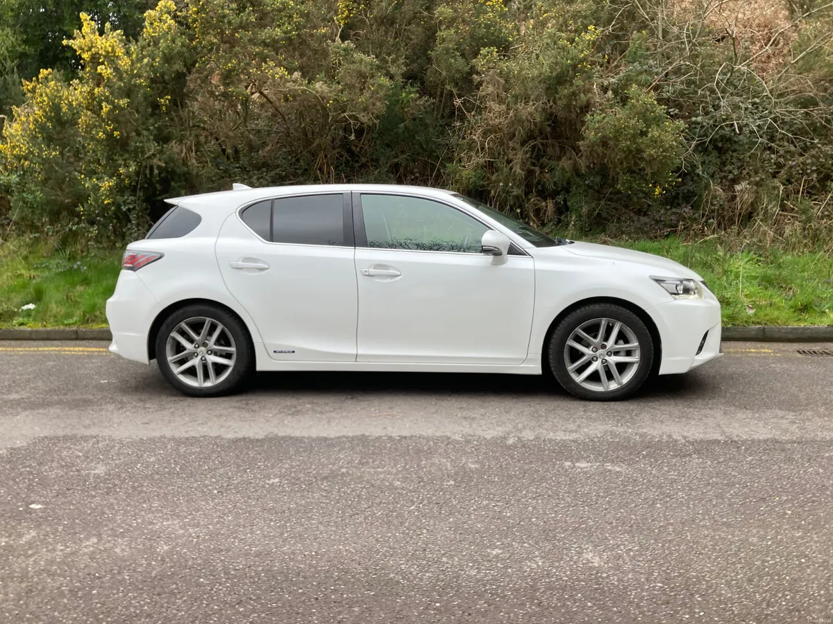 2014 Lexus CT 200h Advance - Image 2