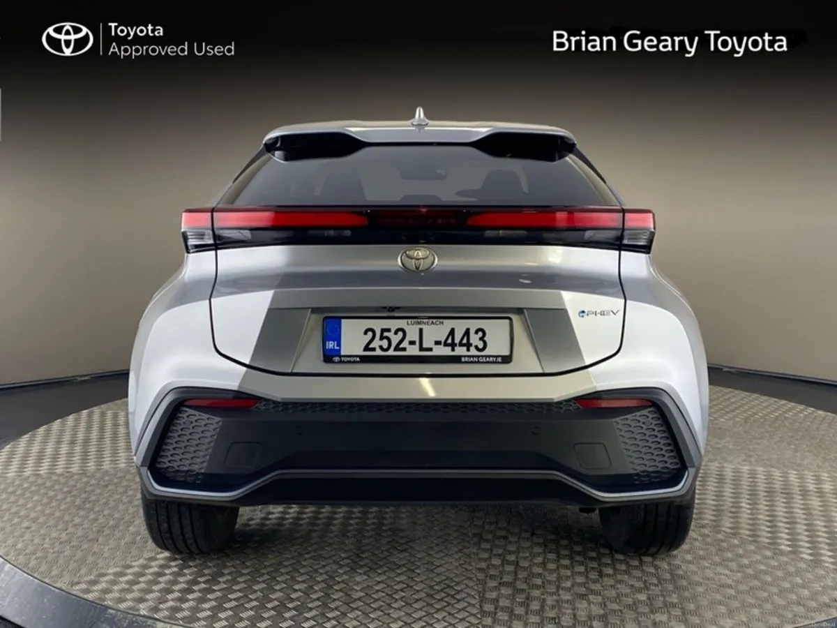 Toyota C-HR Plug in Hybrid Sport - Image 4