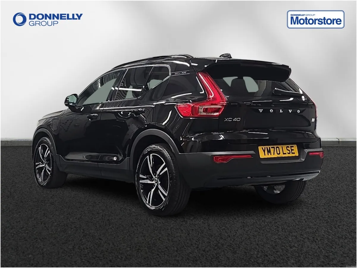 Volvo XC40 Estate R DESIGN - Image 2