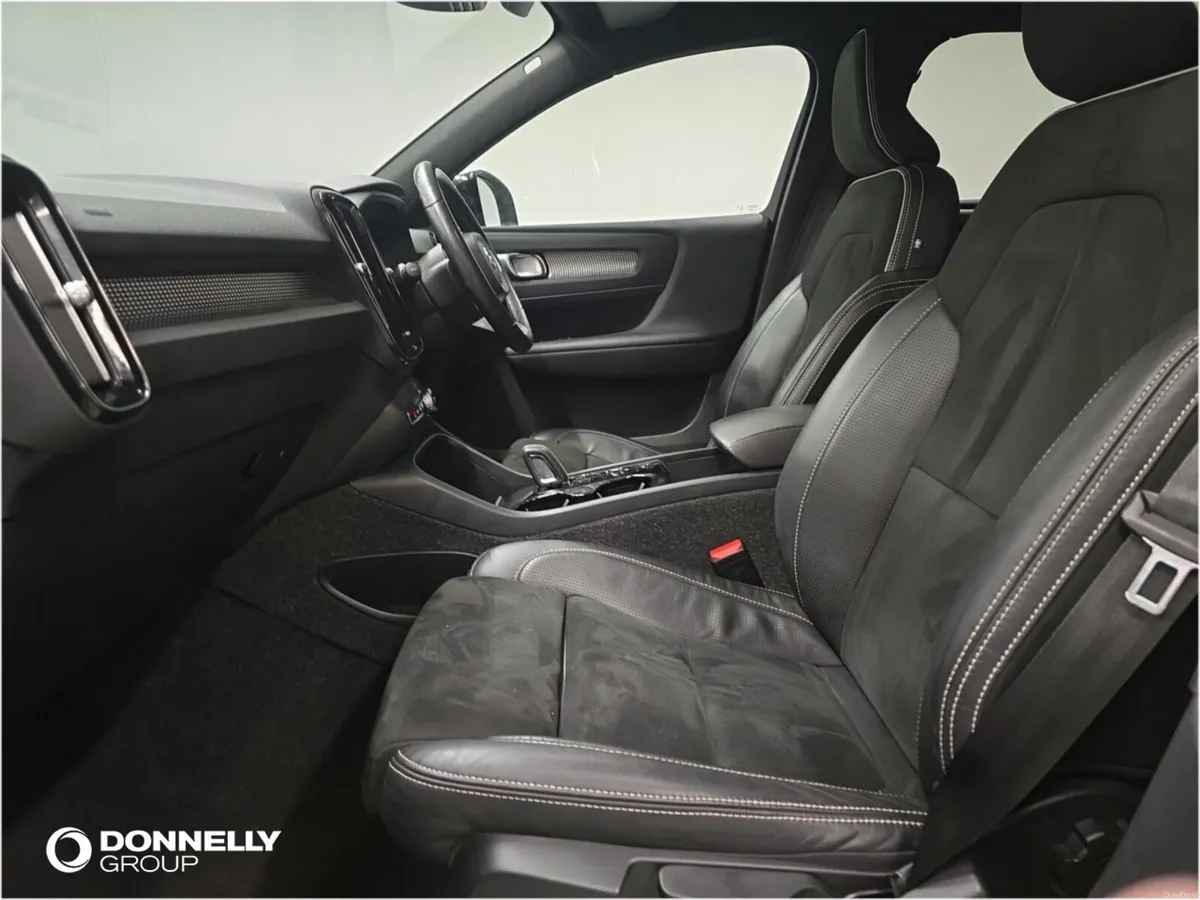 Volvo XC40 Estate R DESIGN - Image 4