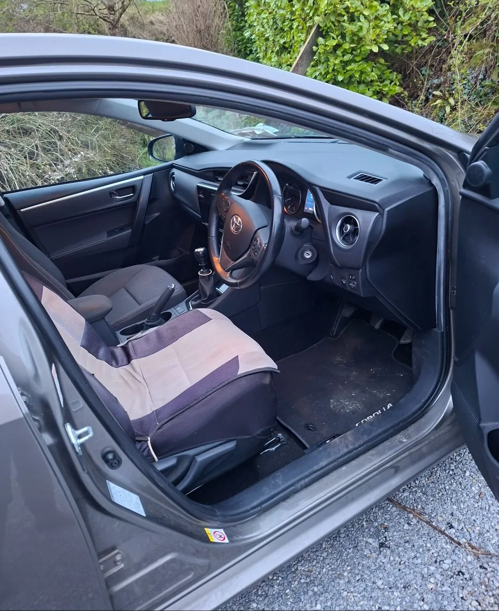 Toyota Corolla 2017 - Image 2