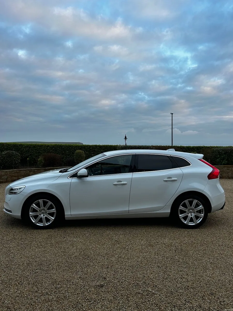 182 Volvo V40- Automatic- 2.0 Doesel - Image 1
