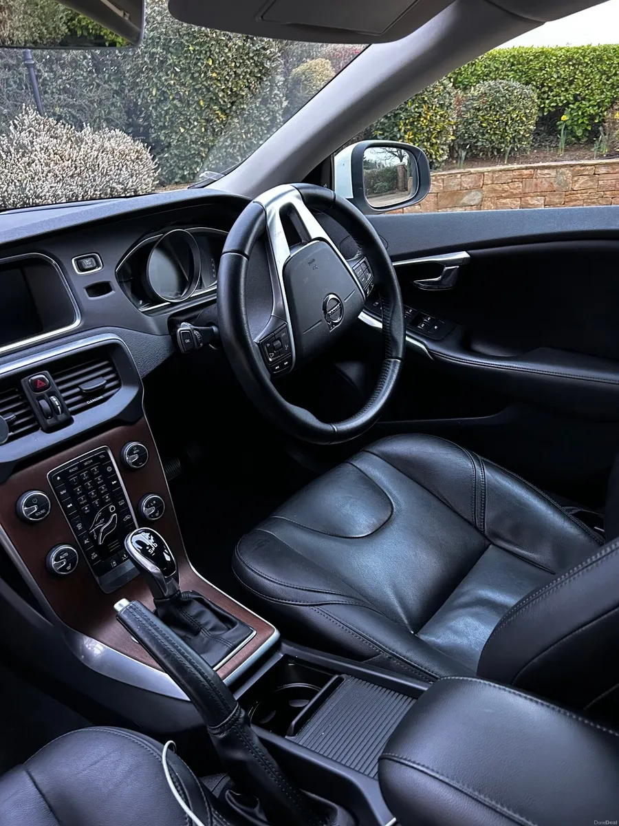182 Volvo V40- Automatic- 2.0 Doesel - Image 2