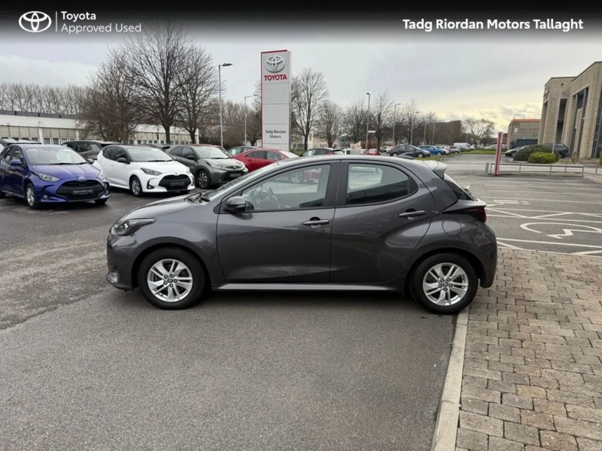Toyota Yaris 1.5 HYBRID LUNA 4DR - Image 3